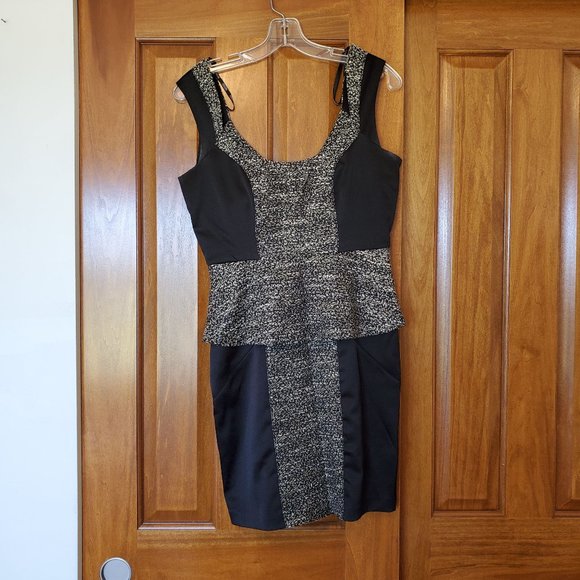 XOXO Dresses & Skirts - Xoxo Black and gold dress. Size 5/6 size small. Heathered stitching. Like new